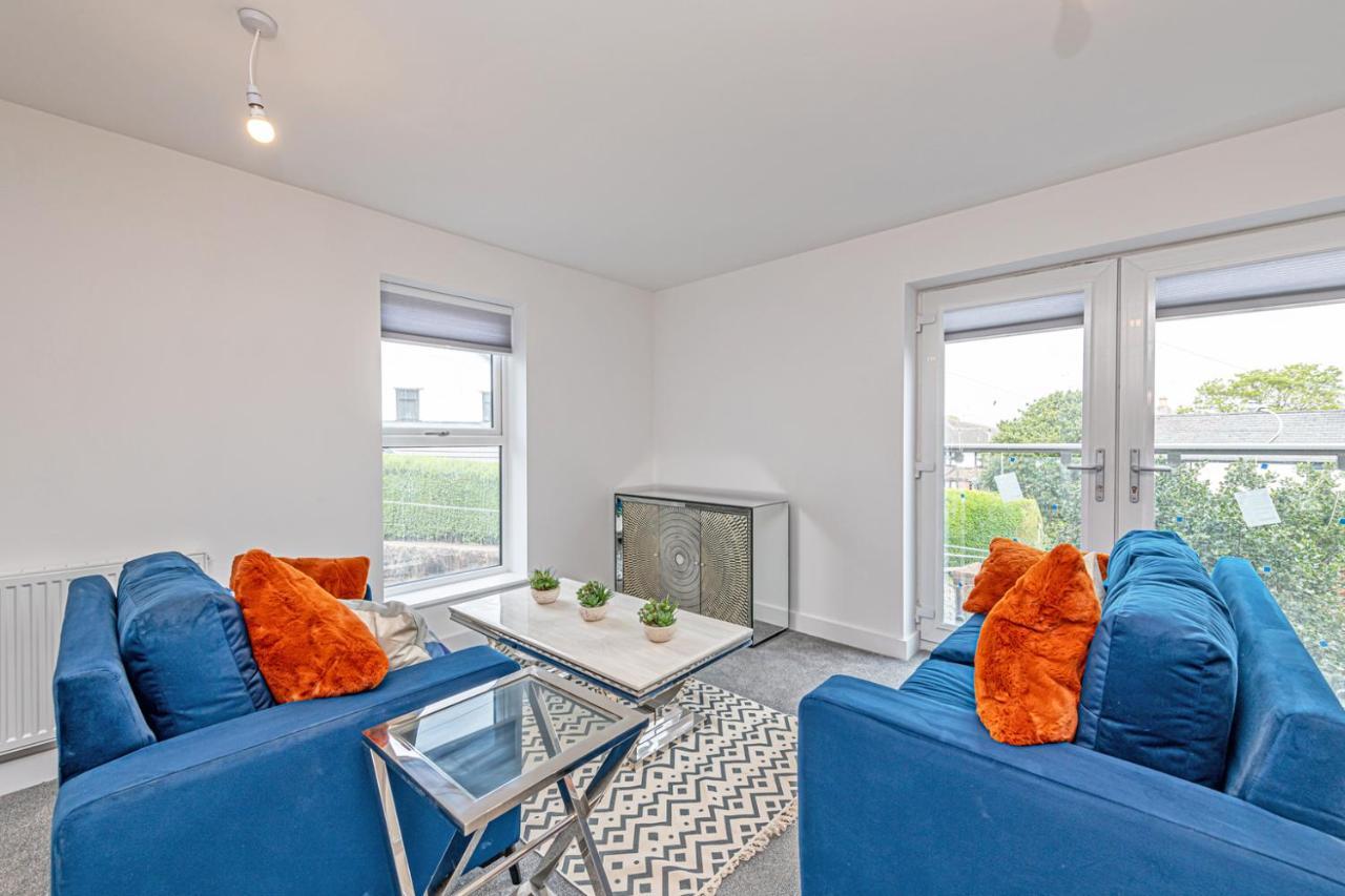 Gospel Heights Luxury Apartments With Parking Heswall Eksteriør billede